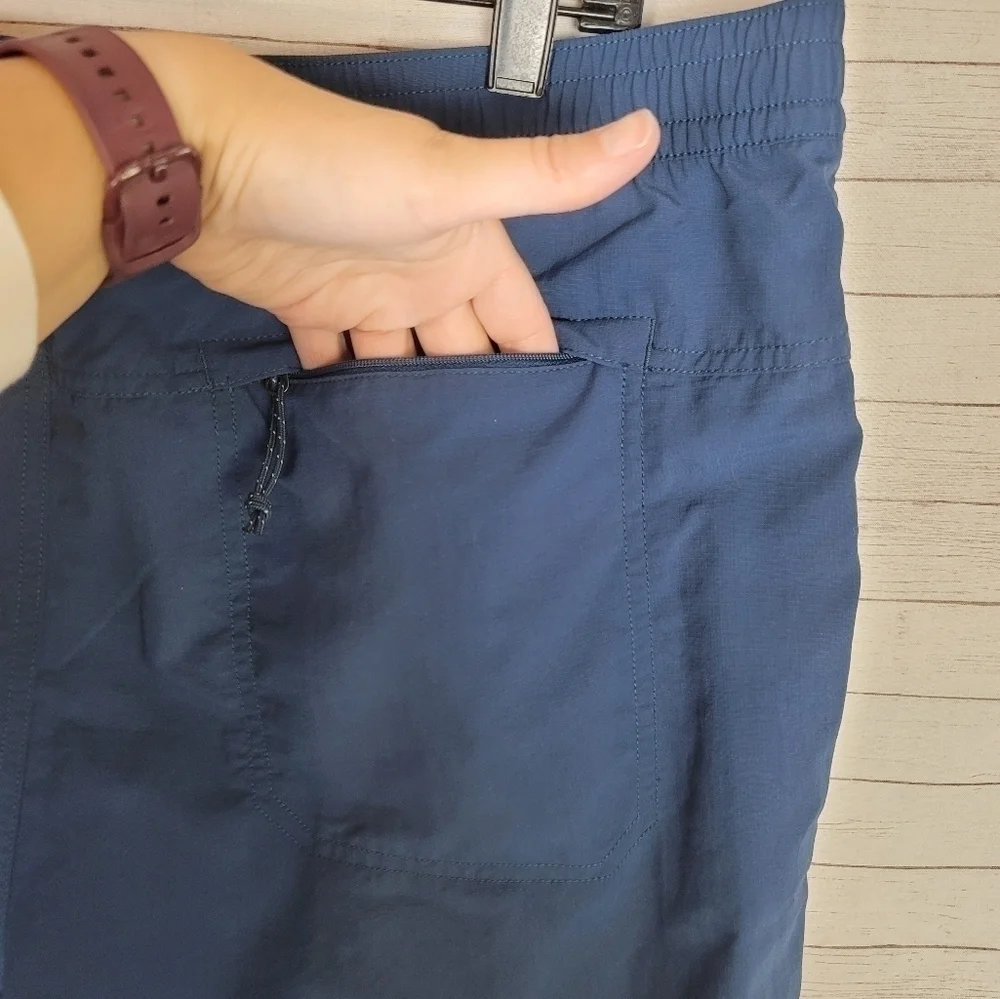 The North Face Pull On Adventure Hybrid Shorts in Blue Ripstop, sz XL